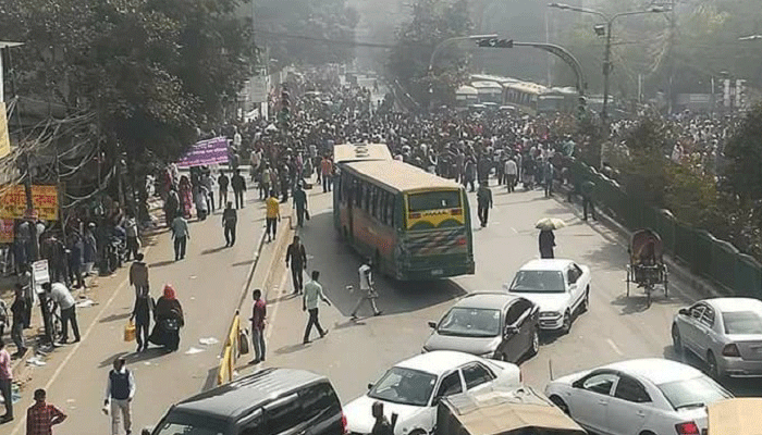 নিউমার্কেট ব্যবসায়ীদের বিক্ষোভে রাস্তা বন্ধ