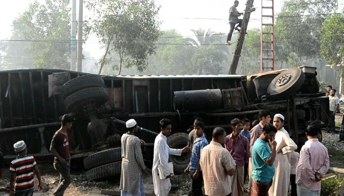 ফেনীতে ট্রেনের সঙ্গে কাভার্ডভ্যানের সংঘর্ষ, নিহত ৪