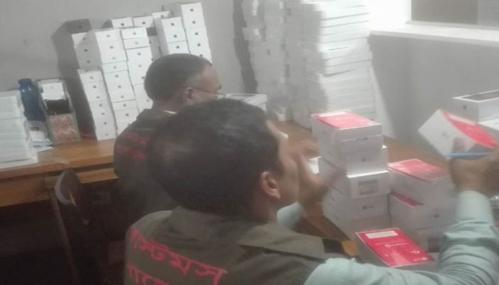 মহাখালীতে নকল আইফোন কারখানার সন্ধান