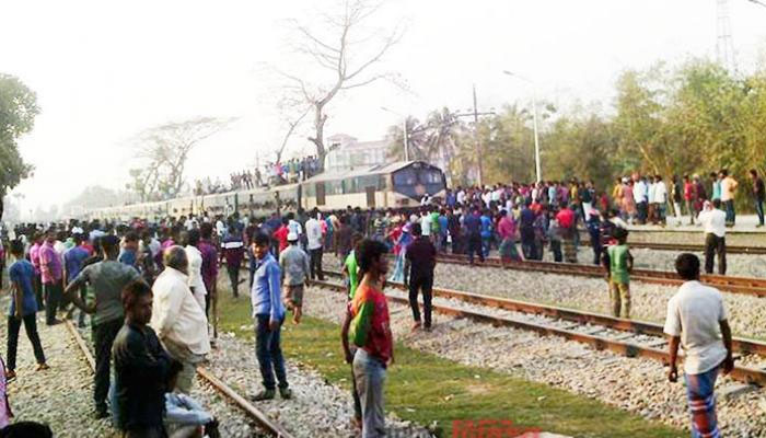 রাজধানীতে দুই শিক্ষার্থী নিহত হওয়ার ঘটনায় রেলপথ অবরোধ