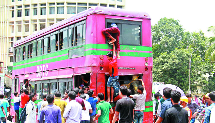 অঘোষিত পরিবহন ধর্মঘটে অচল দেশ