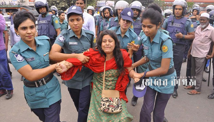 শাহবাগে আন্দোলনকারীদের ছত্রভঙ্গ করল পুলিশ, আটক ৪