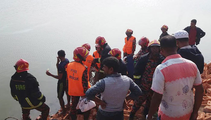 আশুলিয়ার ইটবোঝাই ট্রাক নিয়ন্ত্রণ হারিয়ে তুরাগে, নিহত ৪
