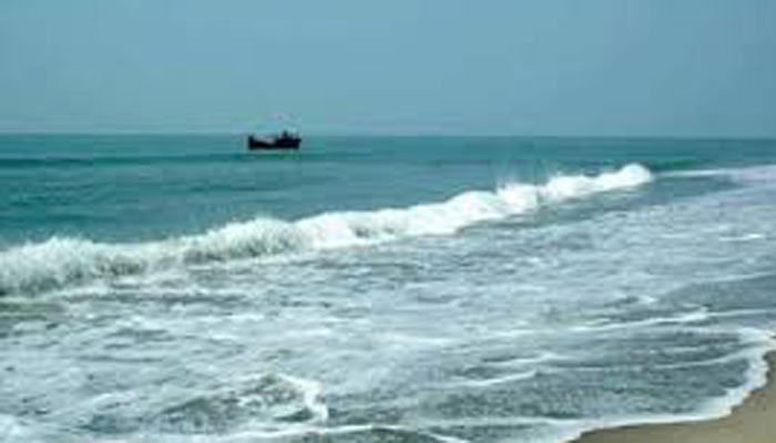 সাগরে ফিশিং ট্রলার ডুবে নিখোঁজ ১৪