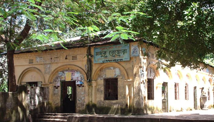 ৯ বছর পর মধুর ক্যান্টিনে ছাত্রদলের নেতারা