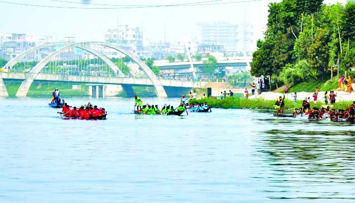 হাতিরঝিল লেকে নৌকাবাইচ