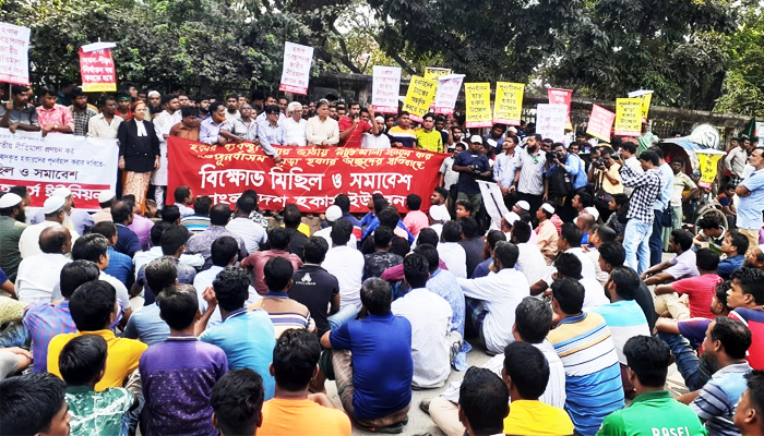 ঢাকা অচলের হুঁশিয়ারি হকারদের