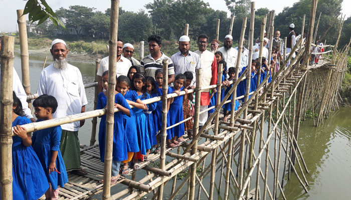 ব্রিজ নিয়ে টানা হেঁচড়া, প্রতিবাদে বিক্ষোভ