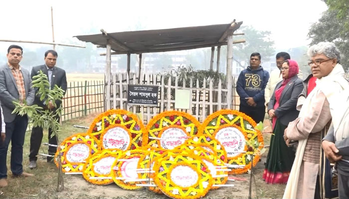 সৈয়দ হকের সমাধিতে ফুলেল শ্রদ্ধা