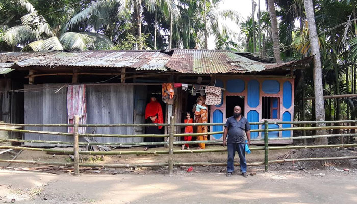 পুলিশ জামাইয়ের দাপটে দিনমজুরের বাড়ি ব্যারিকেড
