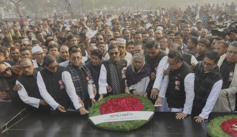 রায়েরবাজারে বুদ্ধিজীবী কবরস্থানে সর্বস্তরের শ্রদ্ধা