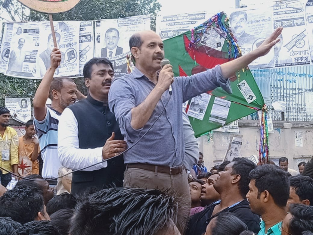 নির্বাচনী প্রচারণায় ঢাকা উত্তরের মেয়রপ্রার্থী আতিকুল