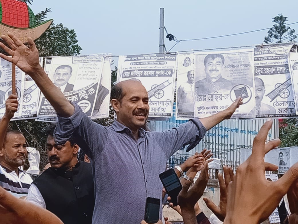 নির্বাচনী প্রচারণায় ঢাকা উত্তরের মেয়রপ্রার্থী আতিকুল