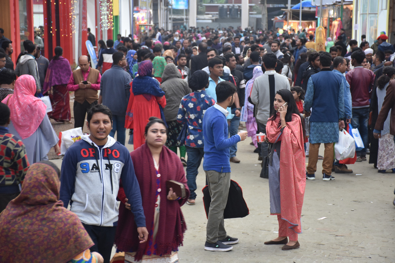 ছুটির দিনে লোকারণ্য, অফারের ছড়াছড়ি