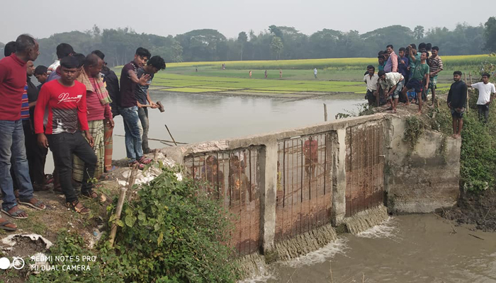 বাঁধ উচ্ছেদে ইউএনও, মামলা দিলেন দখলদার!