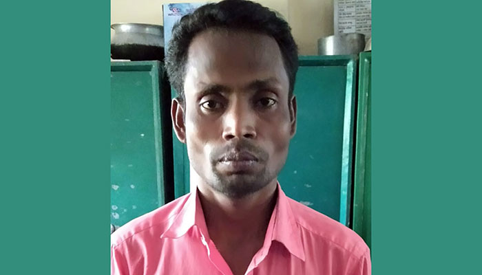 শিক্ষার্থীদের সামনেই শিক্ষিকাকে থাপড়ালেন দপ্তরি!