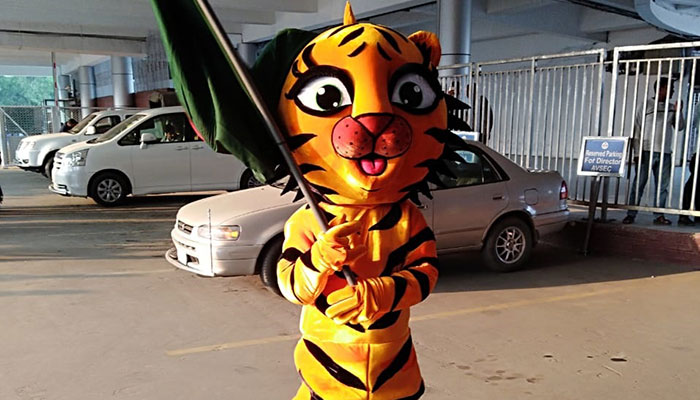হাতে বিশ্বকাপ, মুখে বিশ্বজয়ের হাসি