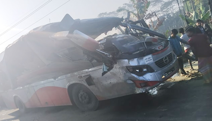 পথচারীকে বাঁচাতে গিয়ে বাস খাদে, নিহত তিন