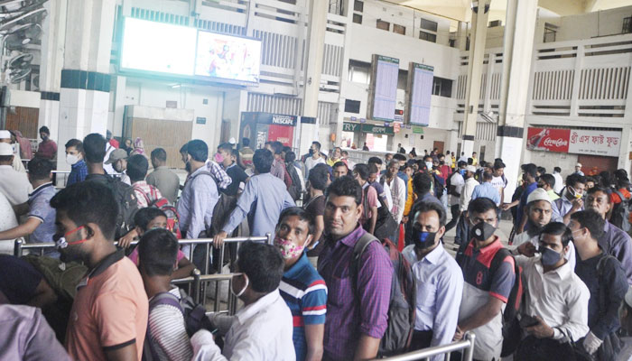 ১০ দিনের ছুটিতে দেশ, বাড়ির টানে লোকারণ্য কমলাপুর