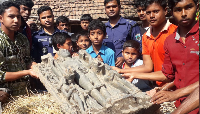 রাণীনগরে ১১২ কেজি ওজনের পাথরের মূর্তি উদ্ধার