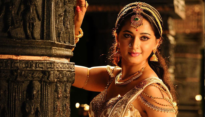 পরিচালকের সঙ্গে পাকে বাঁধা পড়ছেন অনুষ্কা!