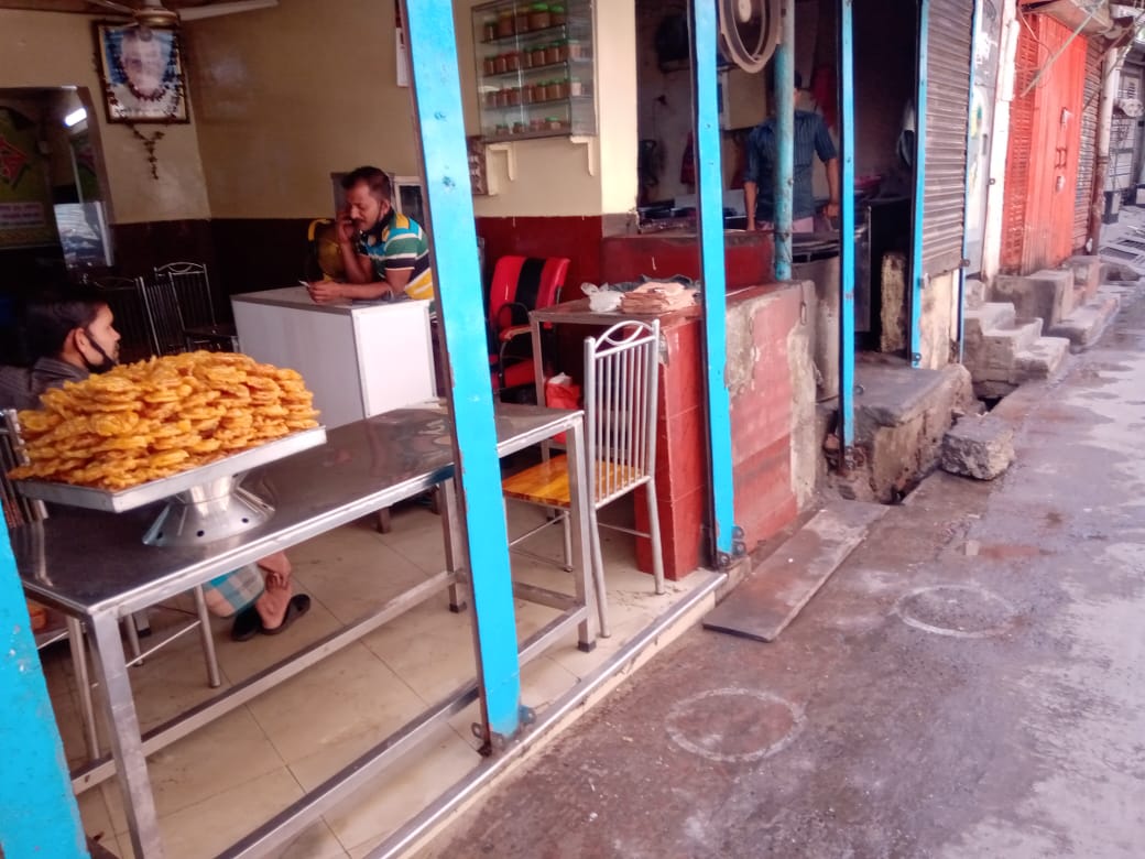 করোনা আতঙ্কের দিনে বাজার-দোকান-রেলস্টেশন