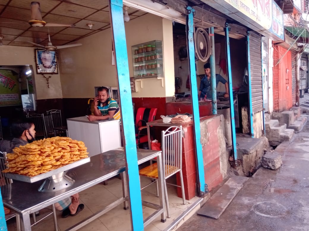 করোনা আতঙ্কের দিনে বাজার-দোকান-রেলস্টেশন