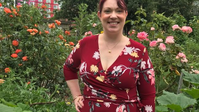 যেভাবে করোনা ঠেকালেন এলিজাবেথ