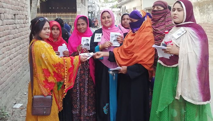 কোলাকুলি-হ্যান্ডশেকের ভয়ে পালাচ্ছেন ভোটাররা!