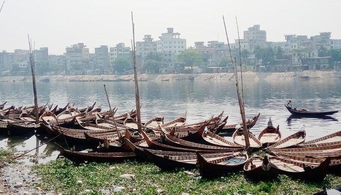করোনা আতঙ্কে বুড়িগঙ্গার বুকে নিরবতা