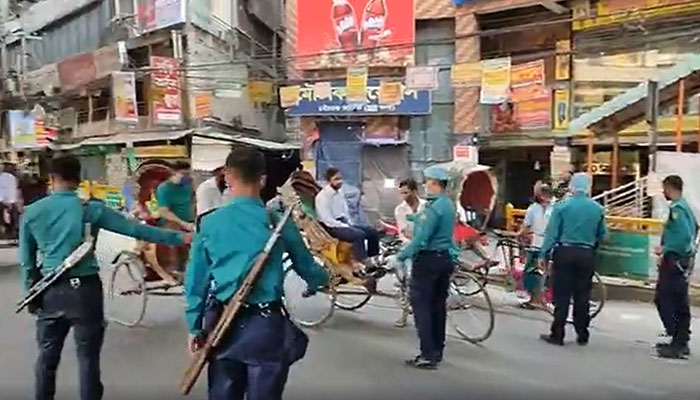 সড়কে পুলিশের কড়া অবস্থান