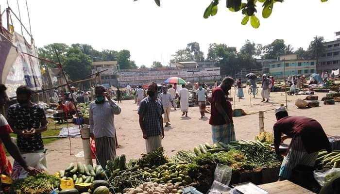 করোনা সংক্রমণ ঠেকাতে খেলার মাঠে কাচাঁবাজার