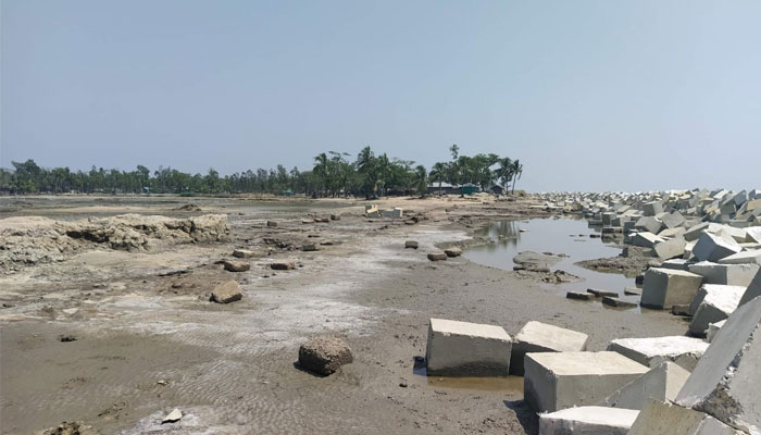 আনোয়ারা উপকূলে পাথর আছে বাঁধ নেই