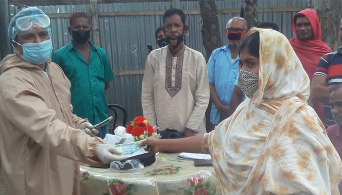 ১০ হাজার পরিবারকে আর্থিক সহায়তা দিলেন মেয়র