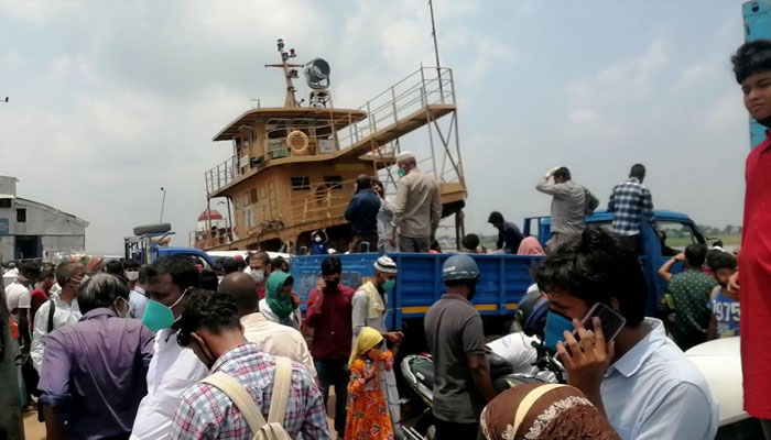 ঢাকামুখী যাত্রীদের প্রচণ্ড ভীড় কাঁঠালবাড়ি ঘাটে