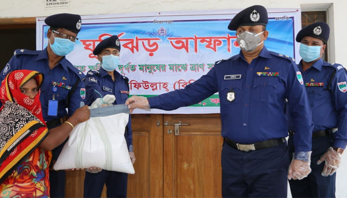 আমফানে ক্ষতিগ্রস্থ মানুষের পাশে পুলিশ সুপার