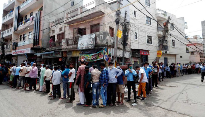 ত্রাণ নয়, মদ কিনতে ভোর রাতেই দীর্ঘ লাইন
