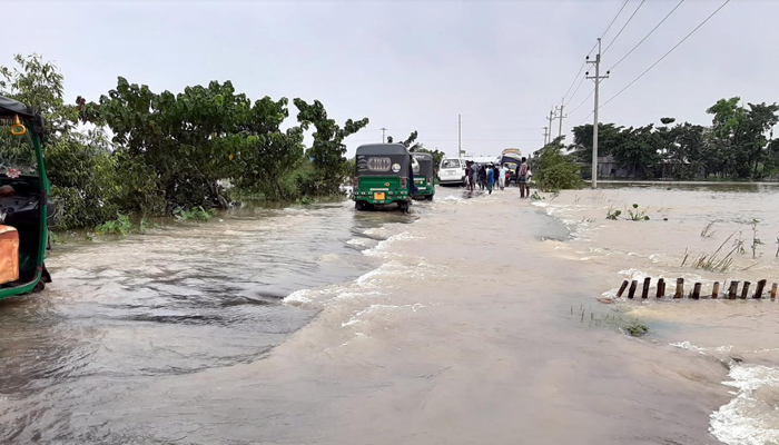 হু হু করে বাড়ছে পানি