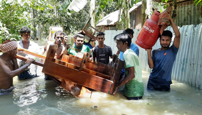 ধুন‌টে বানভাসি মানু‌ষের পা‌শে ছাত্রলীগ