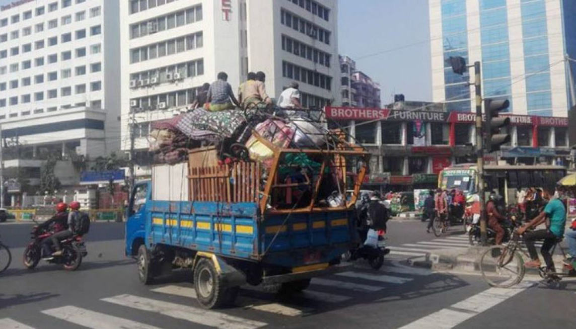 স্বপ্নের ঢাকা ছেড়ে অনিশ্চিত গন্তব্য