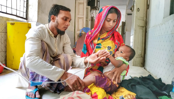 হাসপাতালে বেড না পেয়ে বারান্দায় চিকিৎসা