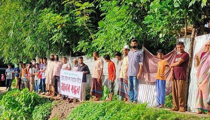 রাস্তা মেরামত ও গাইডওয়াল নির্মাণের দাবিতে মানববন্ধন