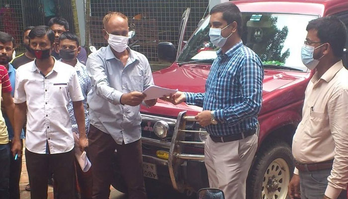 জলাবদ্ধতা থেকে ফসল রক্ষার জন্য ইউএনওকে স্বারকলিপি