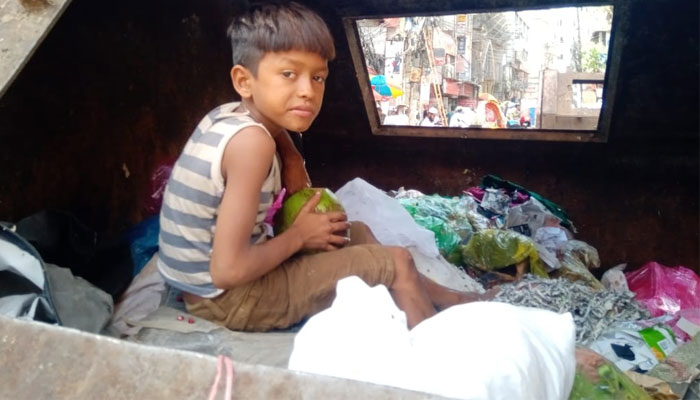 ডাস্টবিনে বসে পথশিশুর তৃষ্ণা নিবারণ