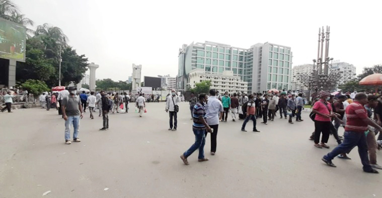 হচ্ছে না সমাধান, সড়কে সৌদি প্রবাসীরা
