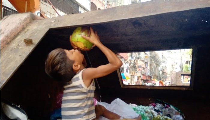 ডাস্টবিনে বসে পথশিশুর তৃষ্ণা নিবারণ