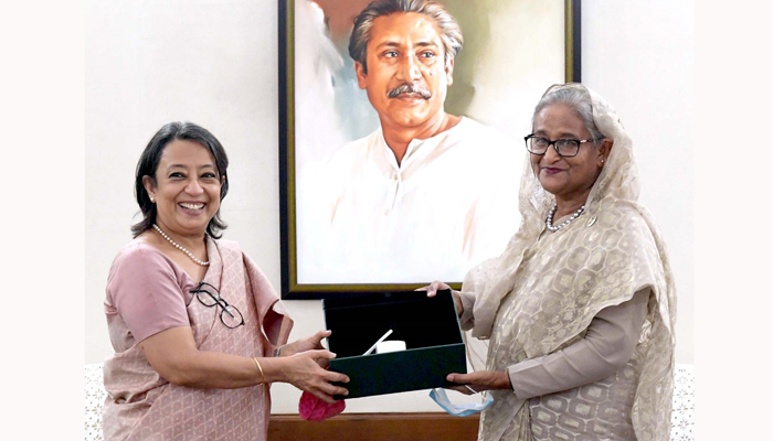 প্রধানমন্ত্রীর সঙ্গে সাক্ষাৎ করলেন রিভা গাঙ্গুলি
