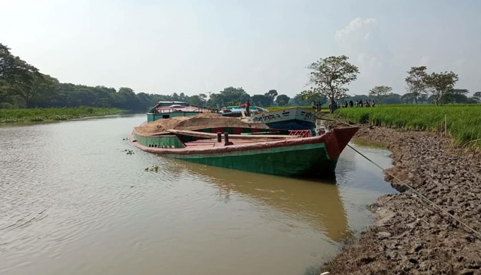 মদনে নৌযান মালিকদের ২ লাখ টাকা জরিমানা