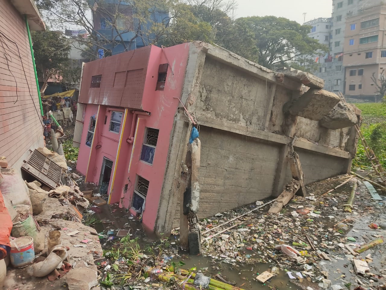 কেরাণীগঞ্জে তিনতলা ভবন ধস, সাতজনকে উদ্ধার