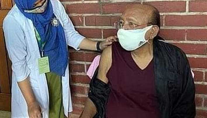 সস্ত্রীক টিকা নিলেন তোফায়েল আহমেদ